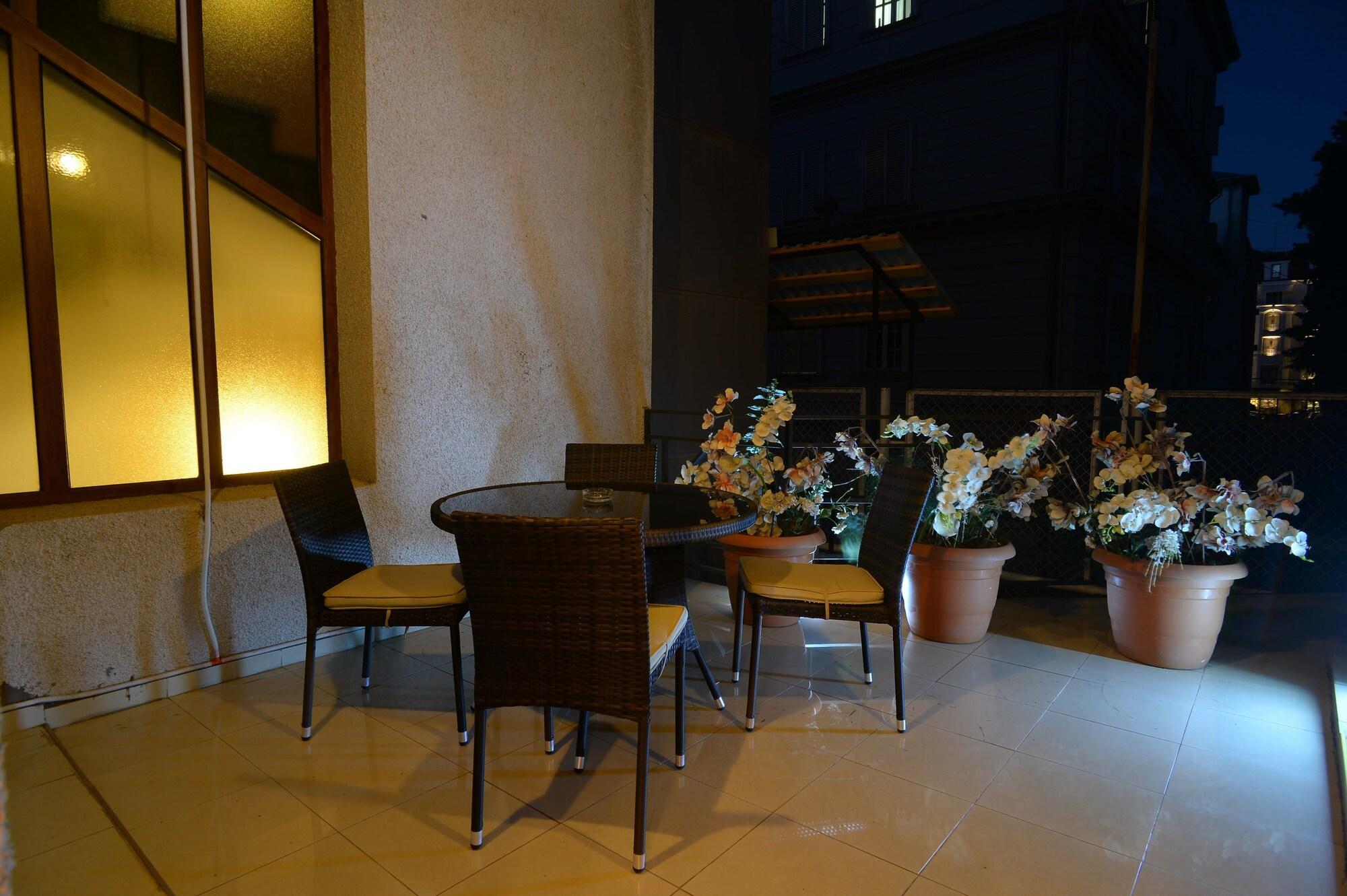Coral Boutique Hotel Tbilisi ภายนอก รูปภาพ